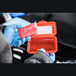 Koch Chemie Čistiaca abrazívna plastelína (Rkr) červená  200g