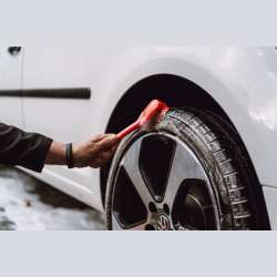 Vikan malá ručná kefa na čistenie pneumatík